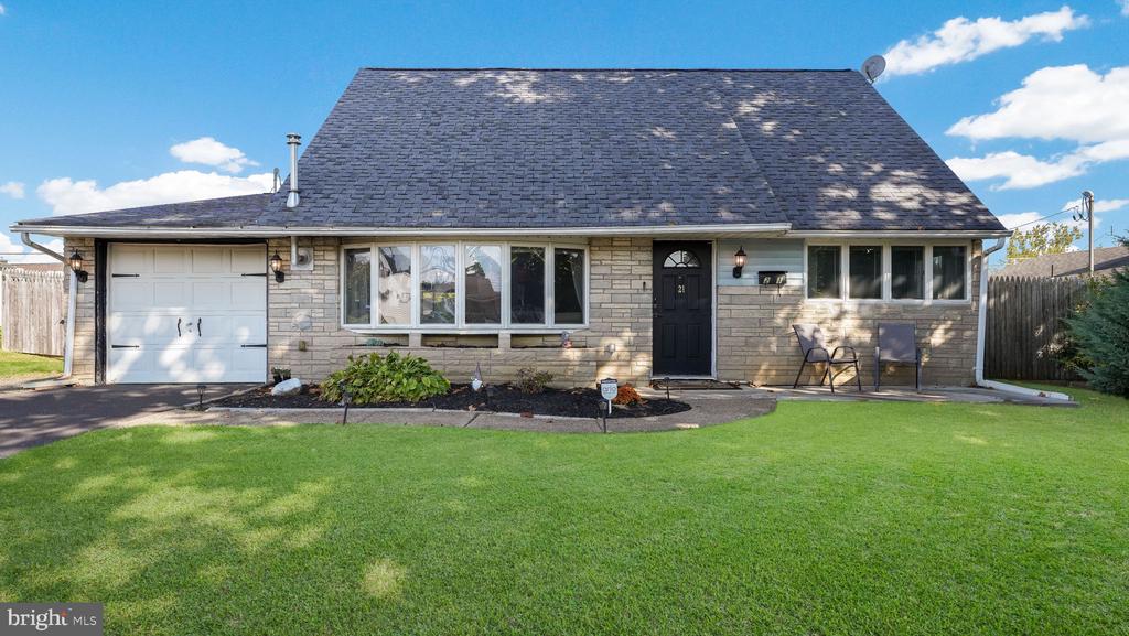 Canary Rd, Levittown, PA 19057