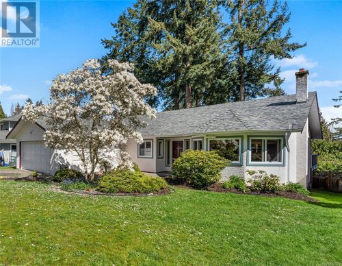 775 Menawood Pl, Victoria, BC, V8Y2Z7 | Card Image