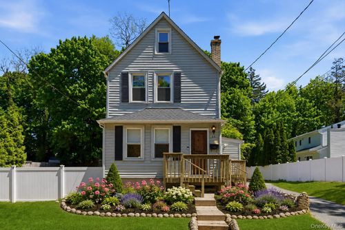 23 Virginia Ave, Huntington, NY, 11743-3652 | Card Image