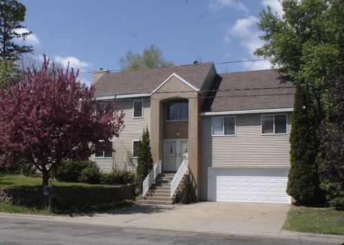 2339 Roselawn Ave W, Roseville, MN, 55113-5123 | Card Image