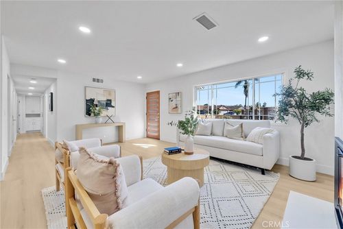 9132 Dickens Cir, Westminster, CA, 92683-6537 | Card Image