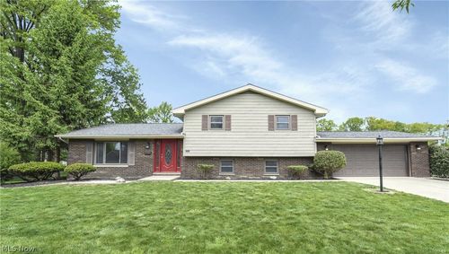 24420 S Oxford Oval, North Olmsted, OH, 44070-1319 | Card Image