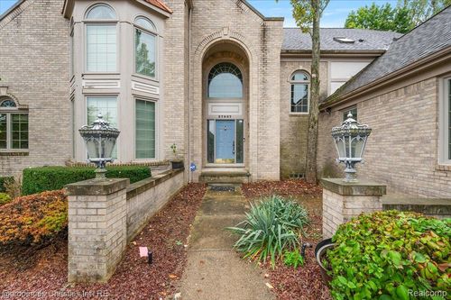 37907 Turnberry Ct, Farmington Hills, MI, 48331-4811 | Card Image