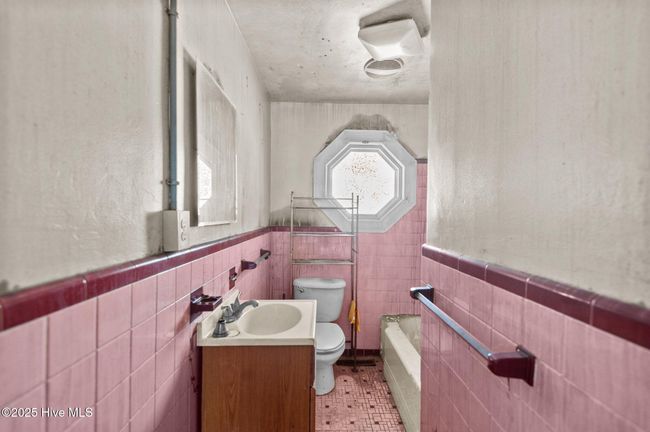 Bathroom | Image 27