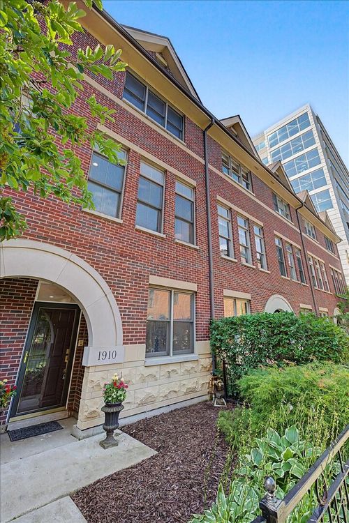 1910 S Prairie Ave, Chicago, IL, 60616-1321 | Card Image