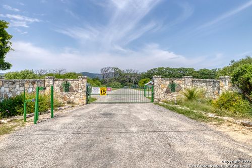 28 N River Place Rd, Rio Frio, TX, 78879-8002 | Card Image