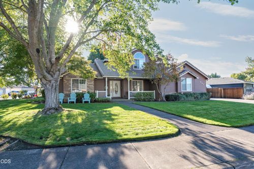 947 Brandon St, Central Point, OR, 97502-3729 | Card Image