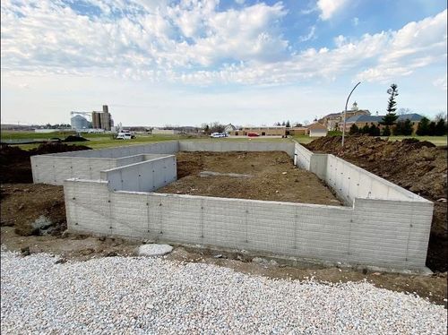 913 W 13th St, Vinton, IA, 52349-1438 | Card Image