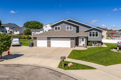 800 Dianes Ct, Mandan, ND, 58554-5622 | Card Image
