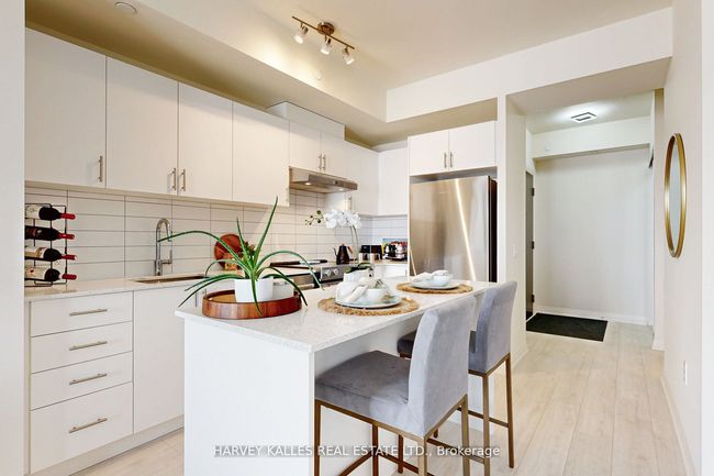 1001 - 9000 Jane St, Condo with 2 bedrooms, 2 bathrooms and null parking in Concord ON | Image 8