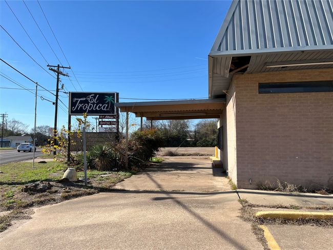 890 W Corsicana St, Home with 0 bedrooms, 0 bathrooms and null parking in Athens TX | Image 4