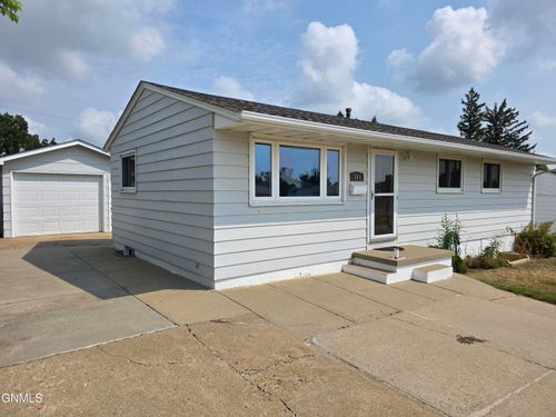 404 12th Street Nw, Mandan, ND, 58554 | Card Image