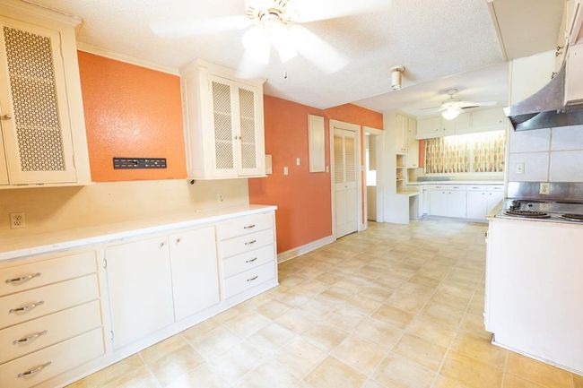 1001 W Walnut St, House other with 3 bedrooms, 3 bathrooms and 4 parking in Coleman TX | Image 18