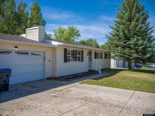 615 Hackberry St, Green River, WY, 82935-4925 | Card Image