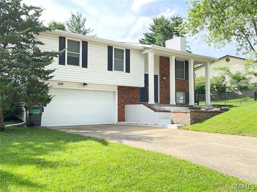 1329 Southgate Dr, Saint Charles, MO, 63304-6708 | Card Image