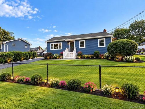 14 Holt St, Amityville, NY, 11701-1106 | Card Image
