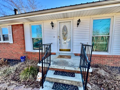 210 Magnolia Dr, Hopkinsville, KY, 42240-5152 | Card Image