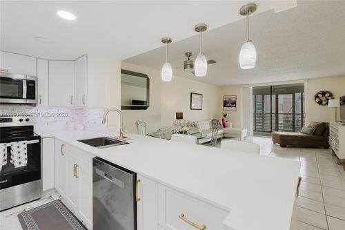 apt-204-424 Se 10th St, Dania Beach, FL, 33004-4551 | Card Image