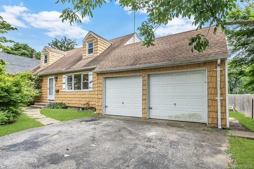3 Cambridge Street, Oyster Bay, NY, 11542 | Card Image