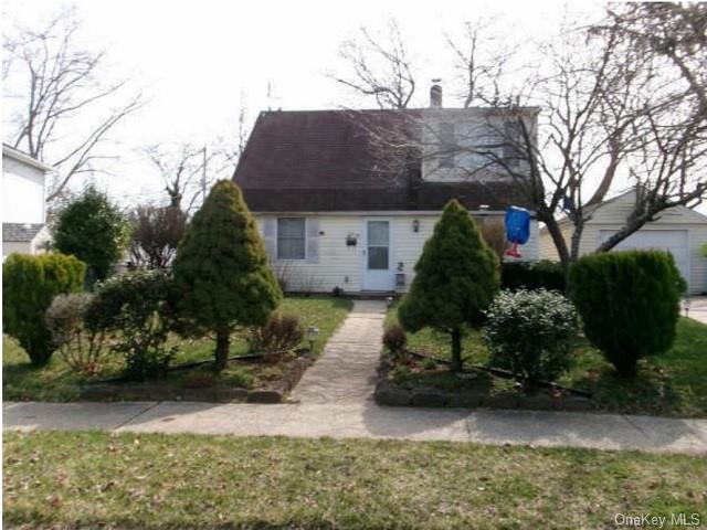Old Oak Ln, Levittown, NY 11756