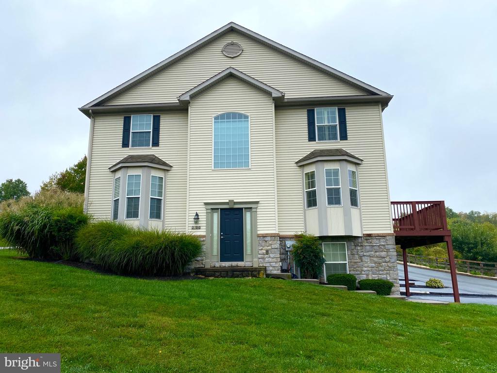 Seabiscuit St, York, PA 17402