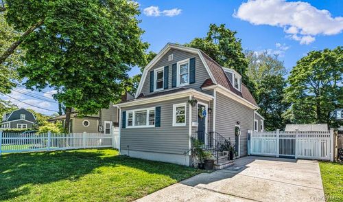 42 Willow Ave, Hempstead, NY, 11550-6814 | Card Image