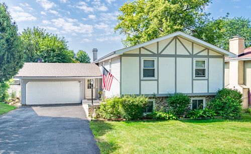 15 W Oak St, Lake In The Hills, IL, 60156-3367 | Card Image