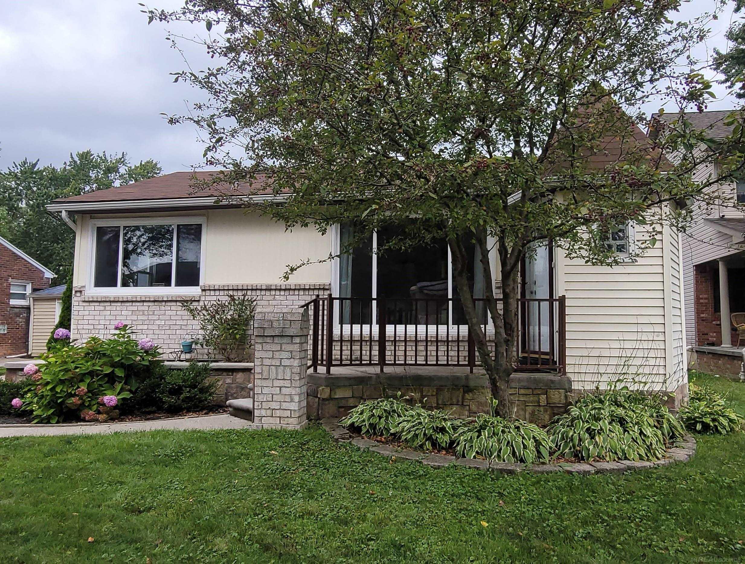 Pleasant St, Saint Clair Shores, MI 48080