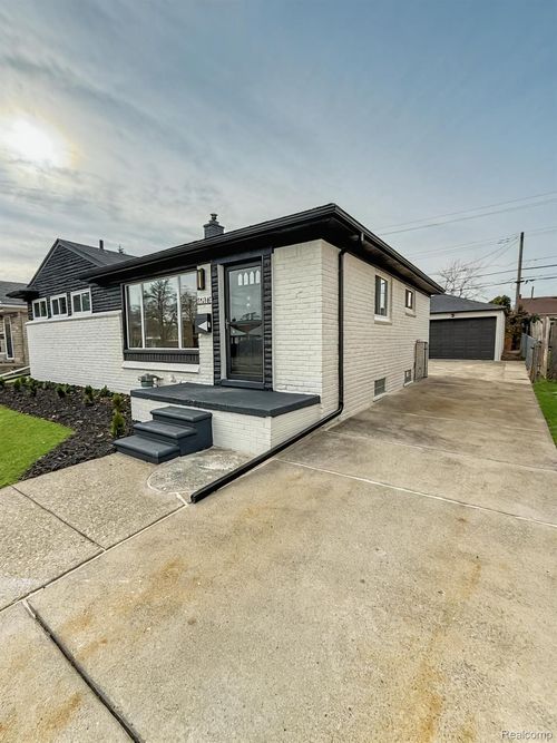 26049 Fernwood St, Roseville, MI, 48066-4912 | Card Image