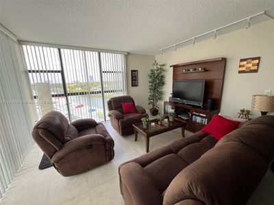 708 - 3701 N Country Club Dr, Condo with 2 bedrooms, 2 bathrooms and null parking in Aventura FL | Image 1