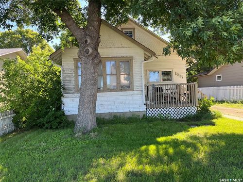 1027 7th Ave Ne, Moose Jaw, SK, S6H1M9 | Card Image