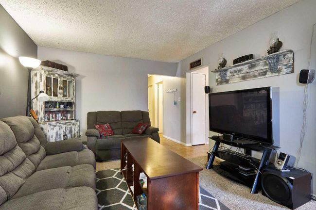 84 Cameron Road Se, Home with 3 bedrooms, 2 bathrooms and 3 parking in Medicine Hat AB | Image 7