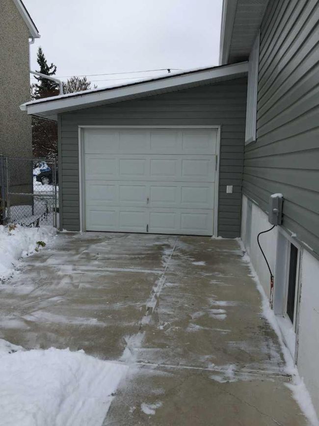 5556 44 Avenue, Home with 4 bedrooms, 2 bathrooms and 1 parking in Red Deer AB | Image 2