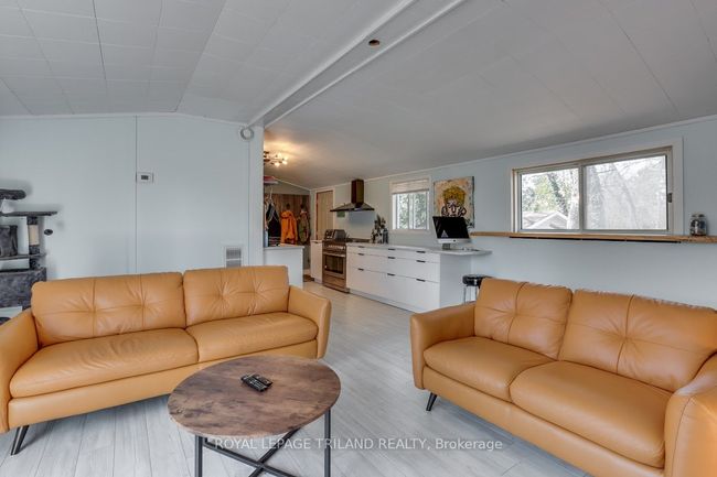 7933 Katharine Cres, House other with 2 bedrooms, 1 bathrooms and 5 parking in Port Franks ON | Image 7