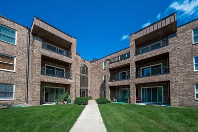 302 - 2220 Midland Grove Road, Condo with 2 bedrooms, 1 bathrooms and null parking in Roseville MN | Image 2