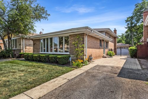 4647 Howard St, Skokie, IL, 60076-3735 | Card Image