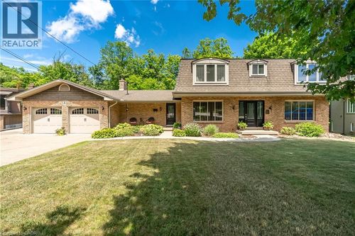 3 Maple Dr, Stoney Creek, ON, L8G3C1 | Card Image