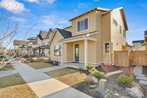 20505 Aberdeen Dr, Bend, OR, 97702-8001 | Card Image