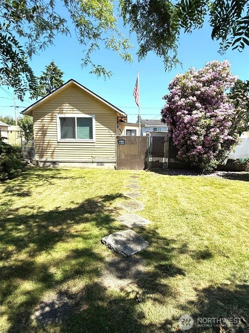 2521 Walnut Street, Everett, WA, 98201 | Card Image