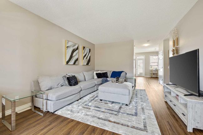 27 - 43 Springborough Boulevard Sw, Home with 3 bedrooms, 2 bathrooms and 1 parking in Calgary AB | Image 4
