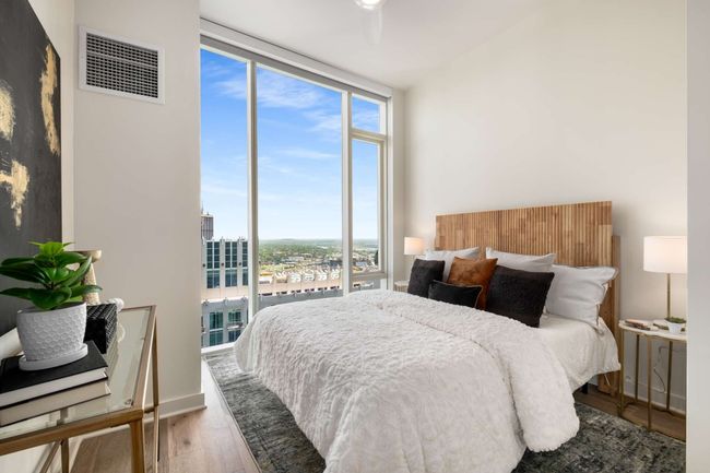 This bedroom also accommodates a king-sized bed and features beautiful Eastern views, including L&C Tower, the Batman Building, and the Cumberland River. | Image 34