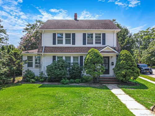 41 Prospect Pl, Riverhead, NY, 11901-2572 | Card Image