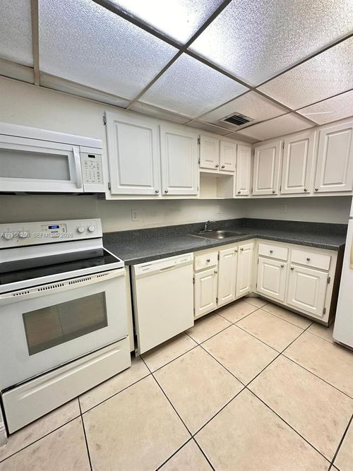 apt-420-1805 Sans Souci Blvd, North Miami, FL, 33181-3064 | Card Image