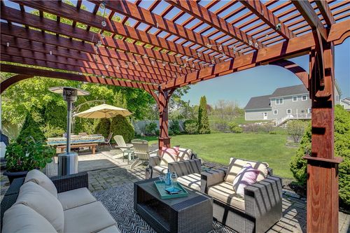 66 Mccorrie Ln, Portsmouth, RI, 02871-3626 | Card Image