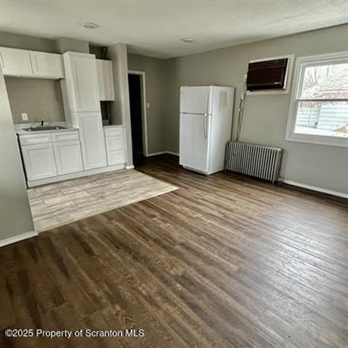 109 Smith St, Dupont, PA, 18641-1330 | Card Image