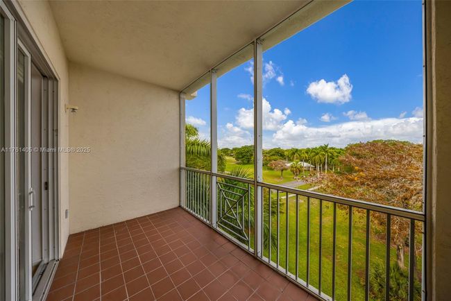 APT-501 - 3600 Oaks Clubhouse Dr, Condo with 3 bedrooms, 2 bathrooms and null parking in Pompano Beach FL | Image 45