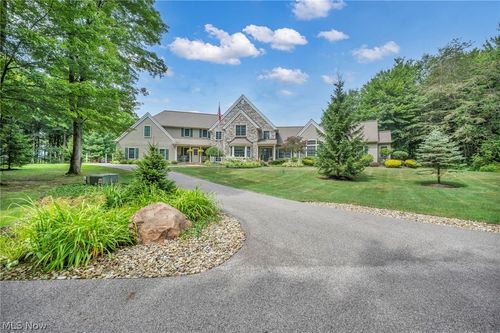 10360 Sawmill Dr, Chardon, OH, 44024-8220 | Card Image