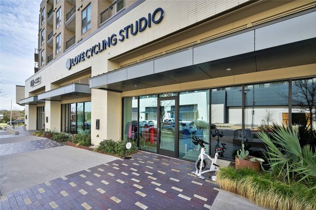 Walking distance to wonderful restaurants and health clubs | Image 33