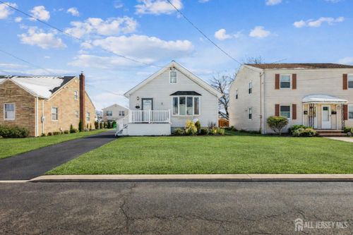 584 Garden Ave, Woodbridge, NJ, 07095-3806 | Card Image