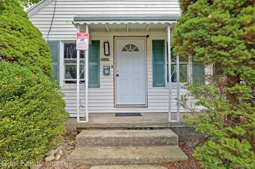 8247 Miller Rd, Swartz Creek, MI, 48473-1361 | Card Image